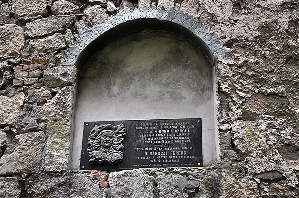 Emléktábla Brezán várának falán